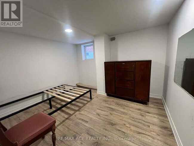 Building Photo - 161 Heale Ave