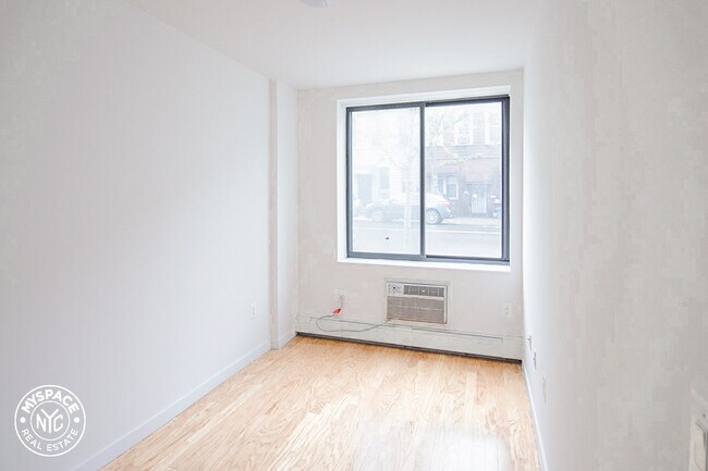 Foto del edificio - 928 Metropolitan Ave
