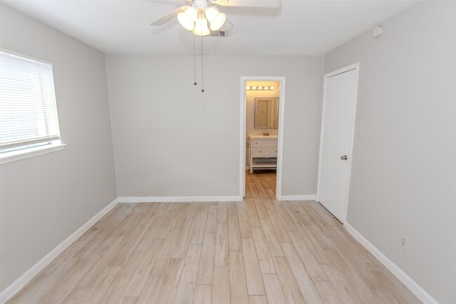 Foto del edificio - 7838 Duffield Ln