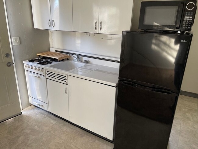 Building Photo - DOWNTOWN 1BR /1BA