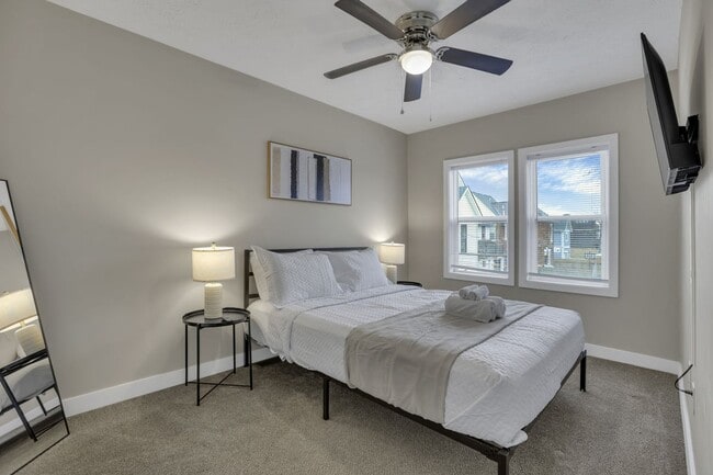 Building Photo - Modern 2BR Townhouse Walk to Downtown All Utilities Included