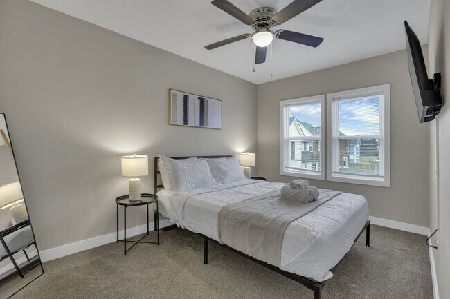 Foto del edificio - Modern 2BR Townhouse Walk to Downtown All Utilities Included