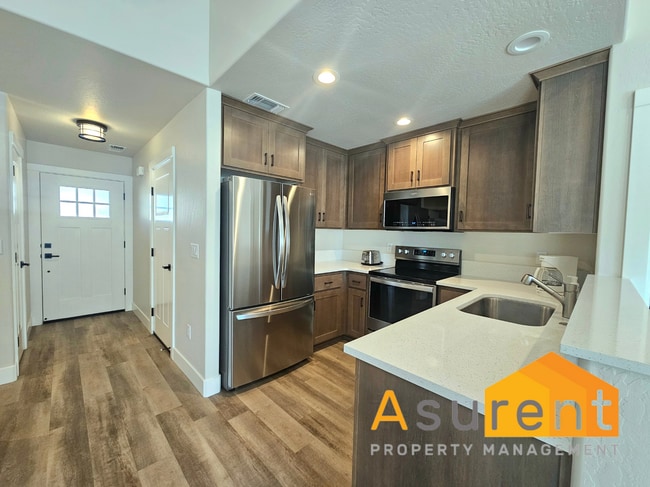 Foto del edificio - Beautiful fully furnished, single level 3 ...