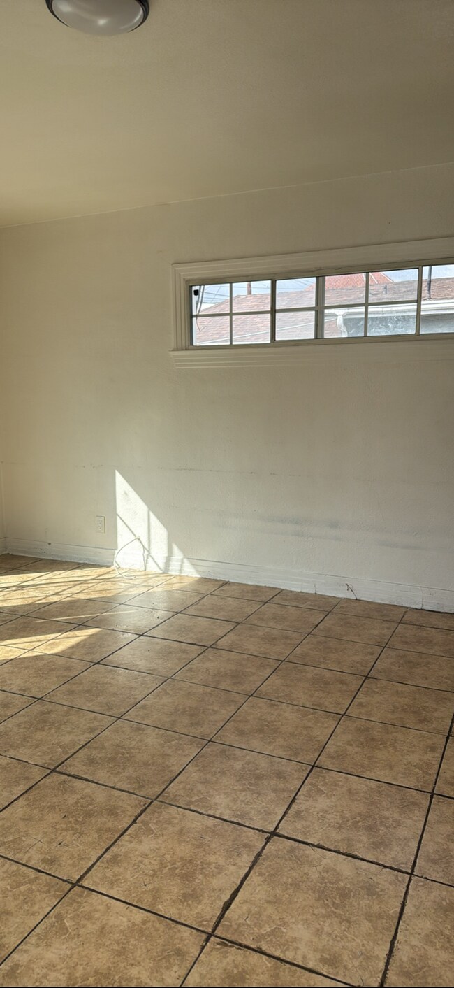 Building Photo - 4327 Kenwood Ave