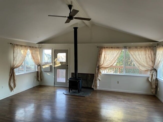 Building Photo - One Bedroom, One Bath Home for Rent in Ash...