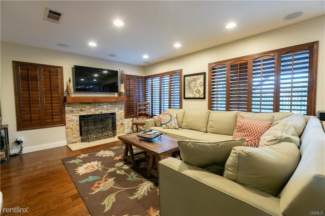 Building Photo - 3 br, 2.5 bath House - 10 San Julian