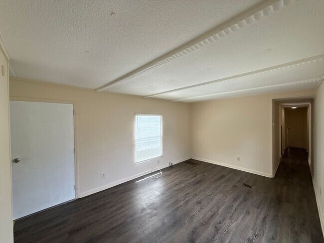Foto del edificio - T.R. Lawing Realty Property