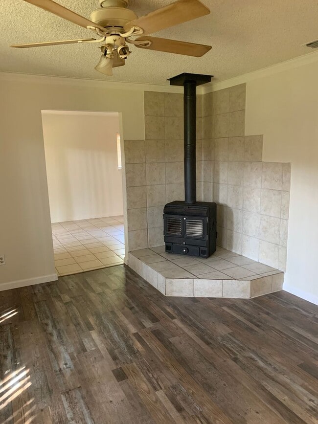Building Photo - Nice 4 bedroom, 2 bathroom home in Citrus ...