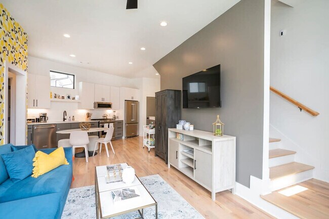 Building Photo - 1700 19th Ave S