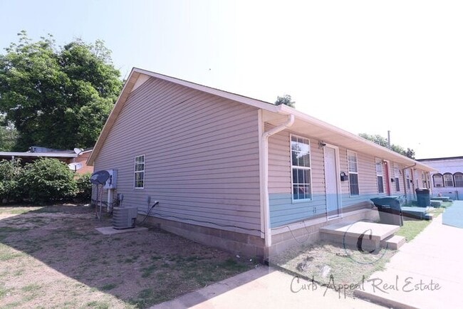 Building Photo - First month move in special $700!! Renovat...