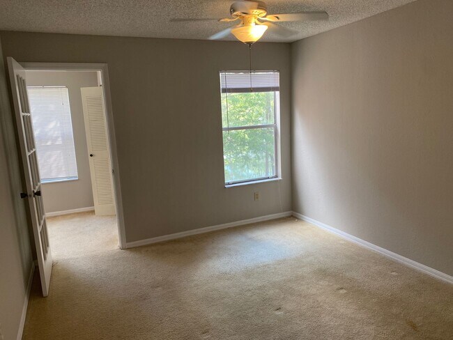 Building Photo - Venetian Place - 1323