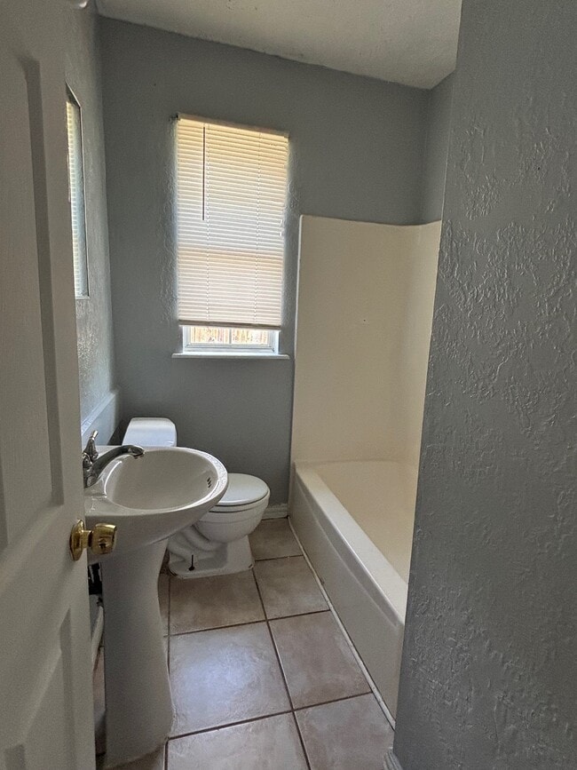 Building Photo - 818 N Commerce St