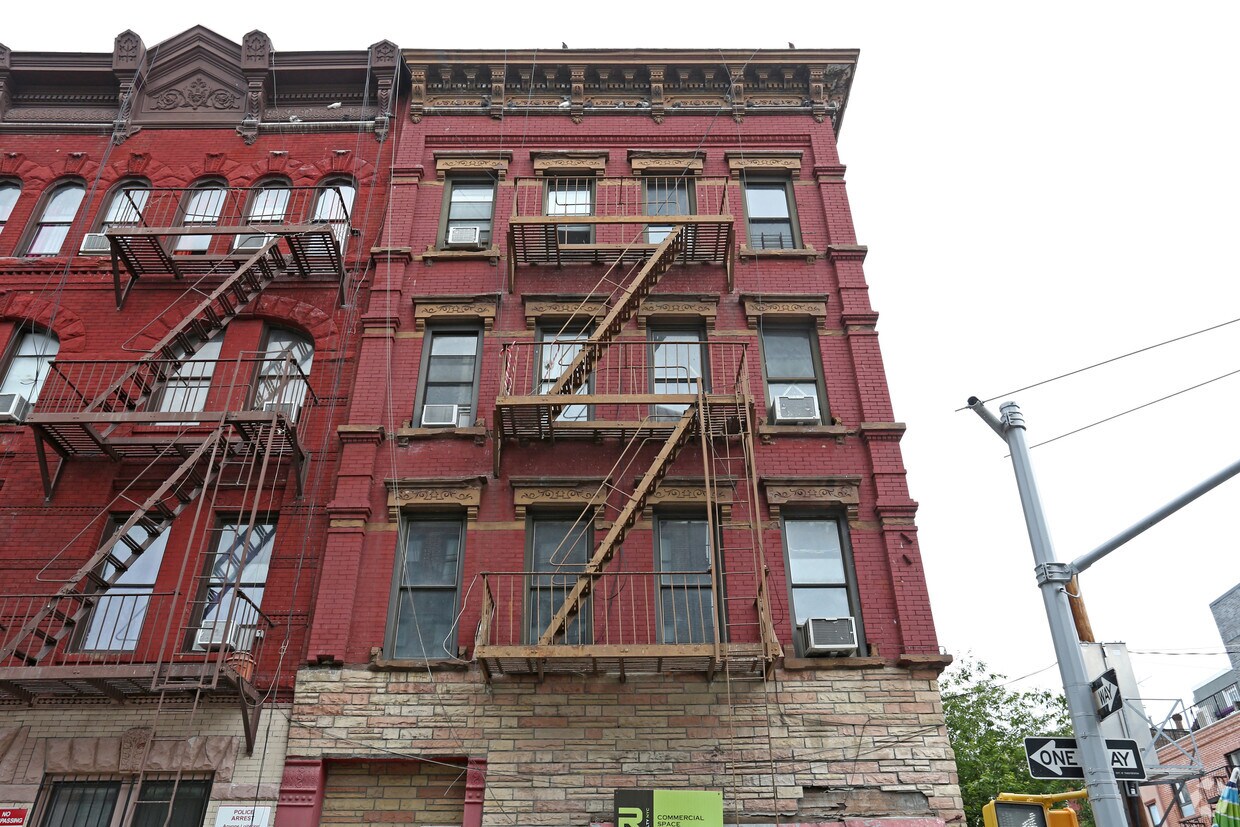 Building Photo - 365 S 4th St