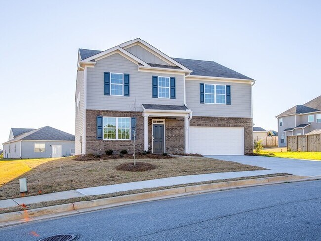 Building Photo - Beautiful Home w/ Community Pool