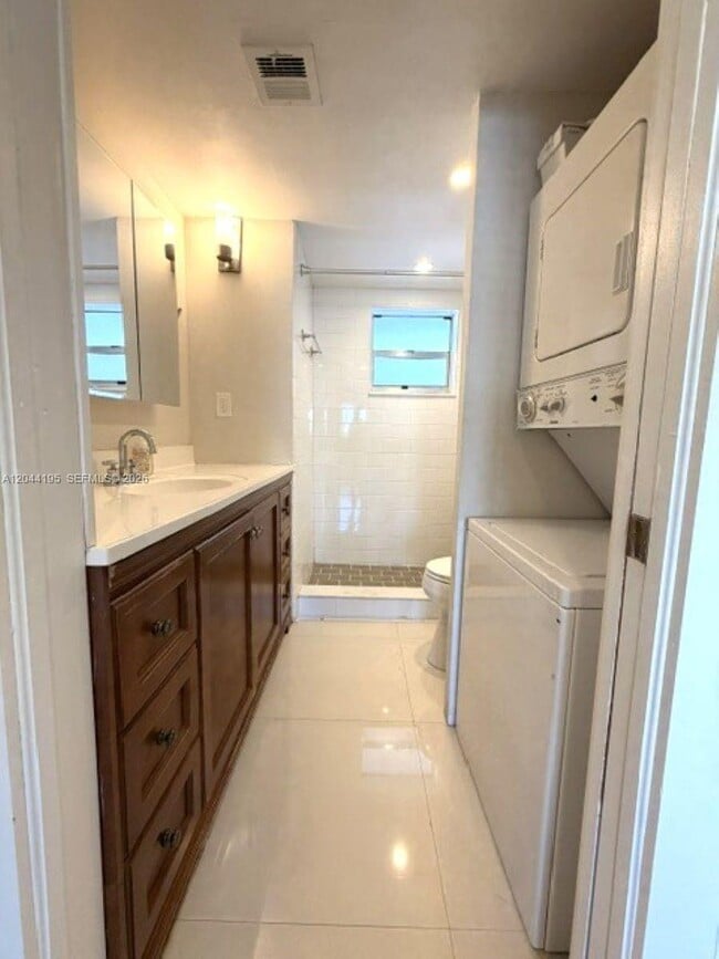 Building Photo - 4141 Nautilus Dr