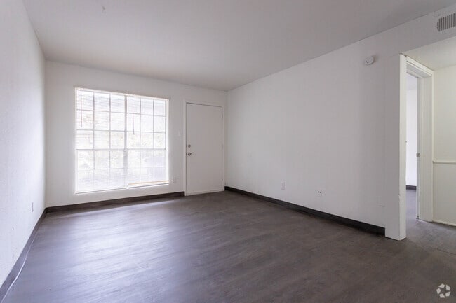 2 BR, 1 BA - 750 SF - Oak Shadows