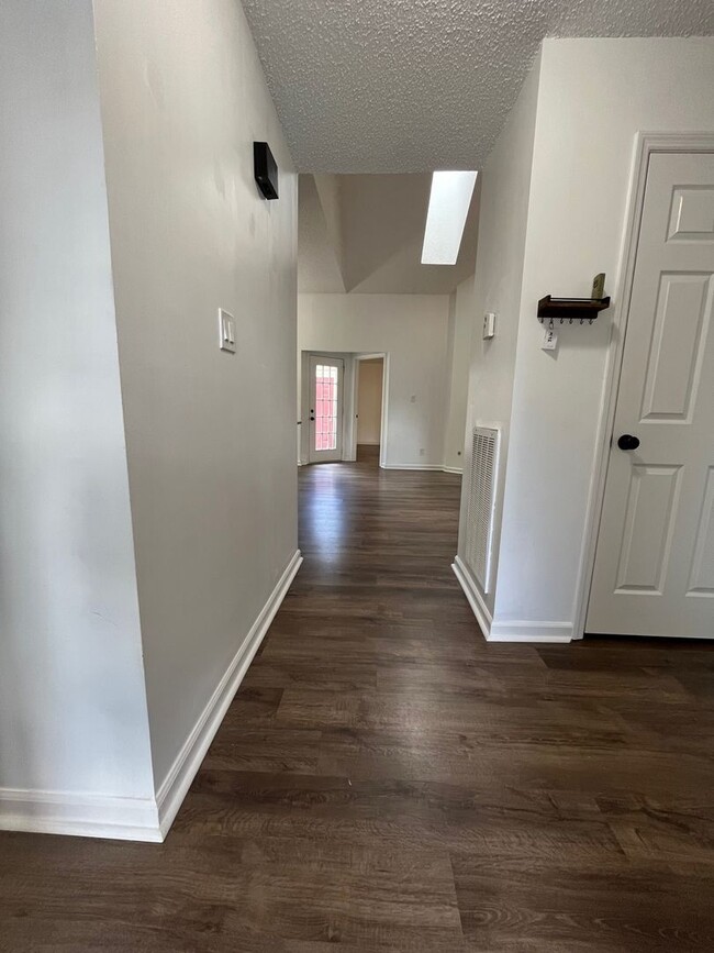 Building Photo - Knoxville 37931 - 2 bedroom, 2 bath home w...