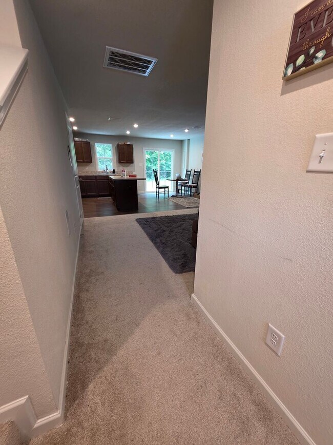 Foto del edificio - Almost Brand-New Townhouse Ready for Move In