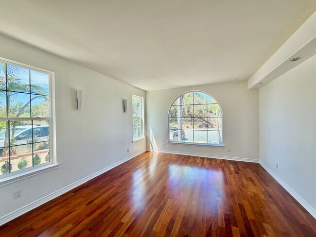 Foto del edificio - Elegant 5 Bedroom Home With Sweeping Staircase and Tons of Space!
