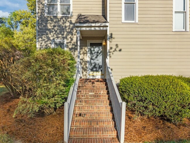 Building Photo - Fantastic End-Unit Townhome Available Now!