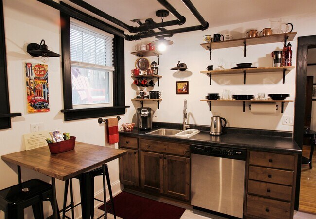 Cocina con armarios superiores de concepto abierto. - 2108 E Washington Ave