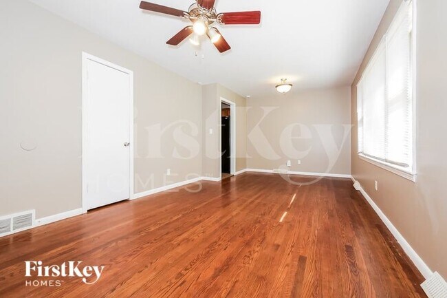 Foto del edificio - 8504 Spring Valley Rd