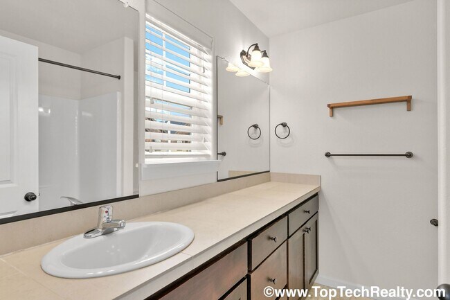Building Photo - Charming 3 BD* 2.5 BA* Townhome! Excellent...