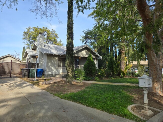 Building Photo - Charming Cozy Cottage in Wood Streets