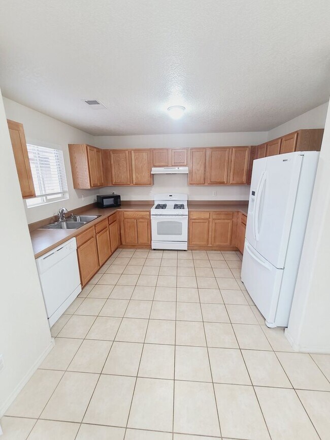 Foto del edificio - 4 bedroom 2.5 bath home