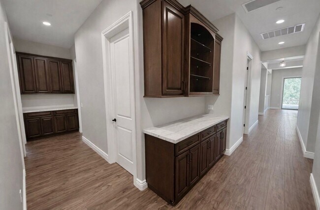 Foto del edificio - GORGEOUS HOME 4 BR, 4 1/2 BA, 3 CAR GARAGE & RV PARKING!