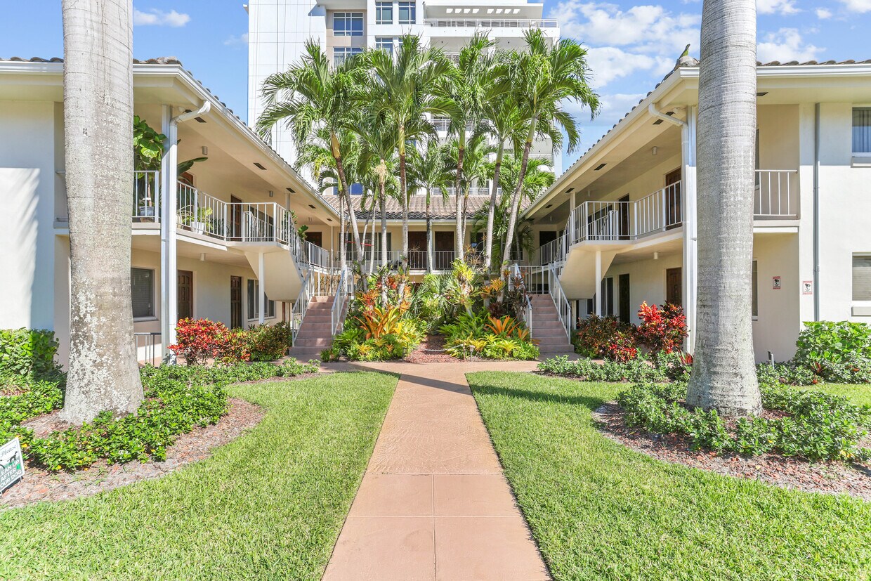 Foto del edificio - 301 E Royal Palm Rd