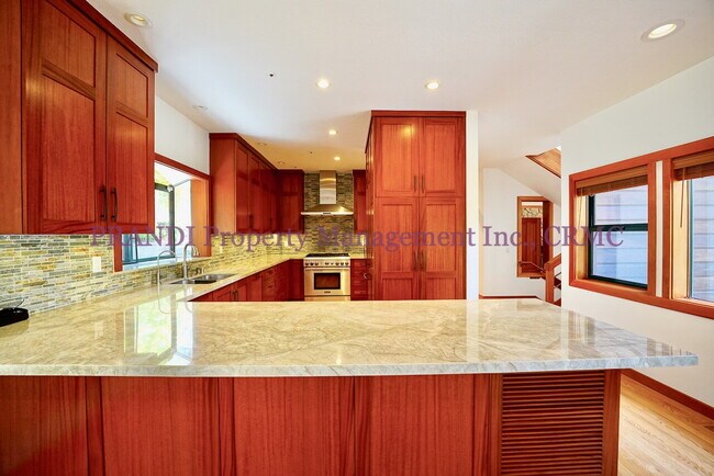 Foto del edificio - Modern Craftsman Home In Private and Seren...
