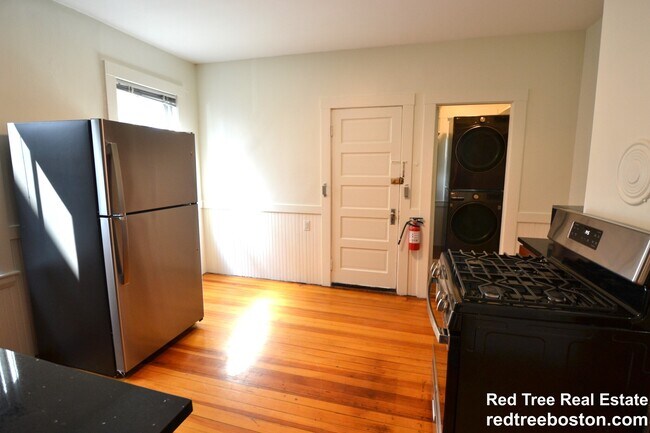 Foto del edificio - 82 Montebello Rd