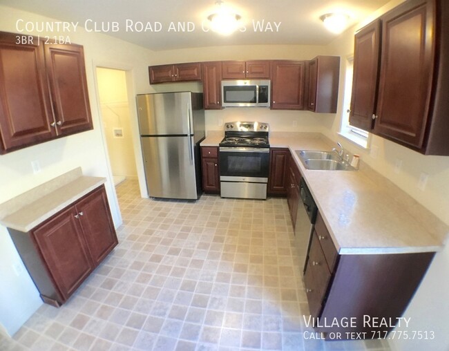 Building Photo - Spacious 3 bed, 2.5 bath Townhome with Gar...