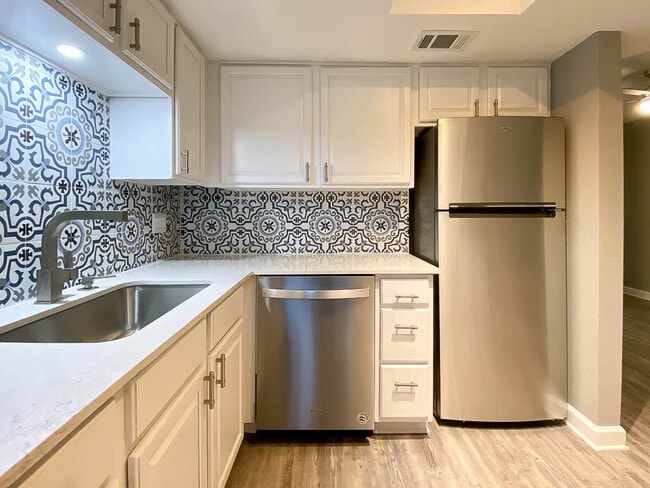 Building Photo - Tramor at the Hills