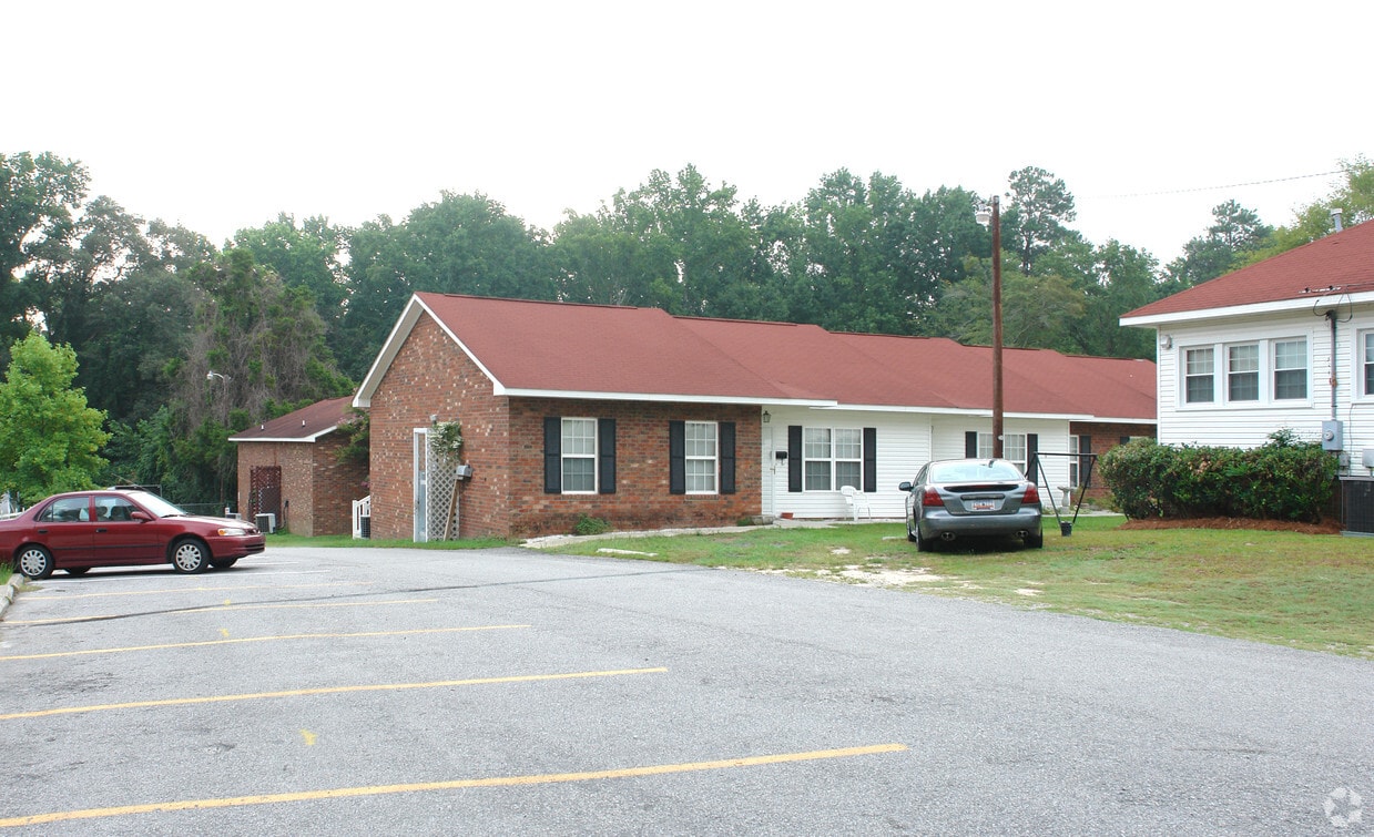 Primary Photo - Garden Apartments