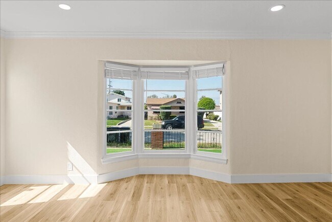Foto del edificio - Beautifully Renovated Two Bedroom Apartment!