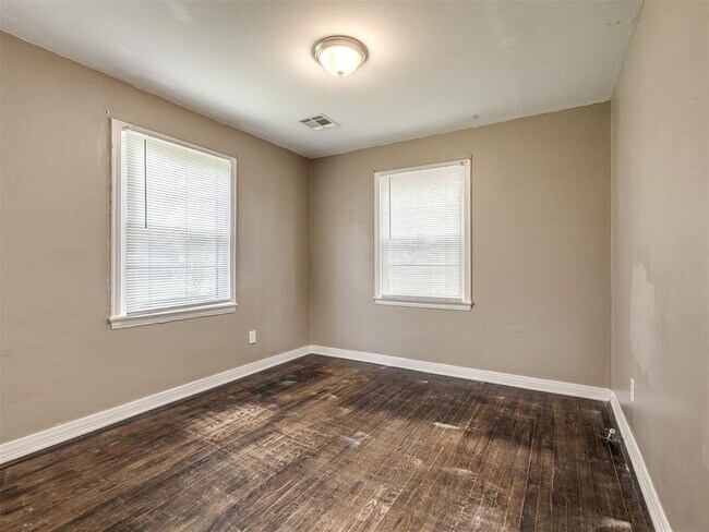 Building Photo - 209 Elm St