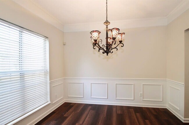 Building Photo - 3869 Longwood Dr SW