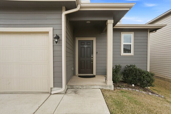 Foto del edificio - Spacious 3-Bed, 2.5-Bath Home with Island Kitchen, Fenced Yard & Garage in St. Hedwig