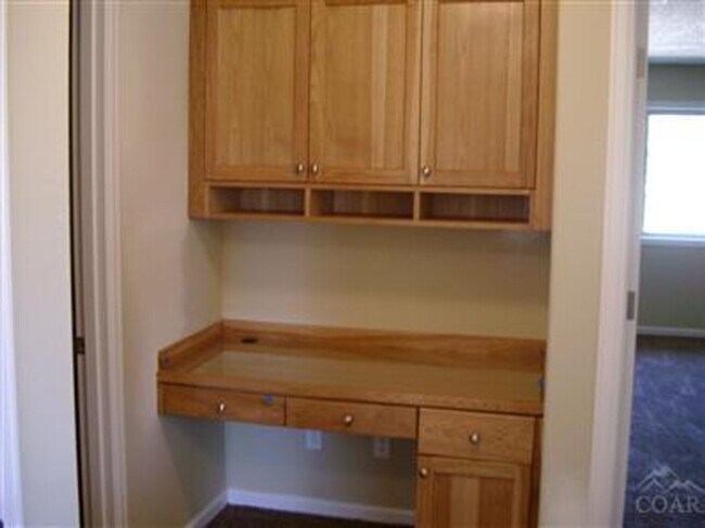 Building Photo - 2 story townhome close to trails!