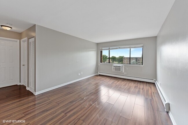 Building Photo - 5358 N Cumberland Ave