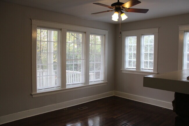 Building Photo - Beautifull Tri-plex located in the heart o...