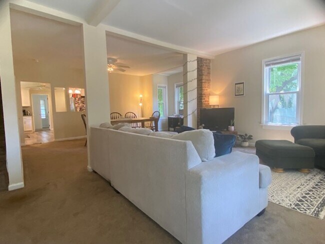 Foto del edificio - Single 4 Bedroom, 2 Full Bathrooms located...
