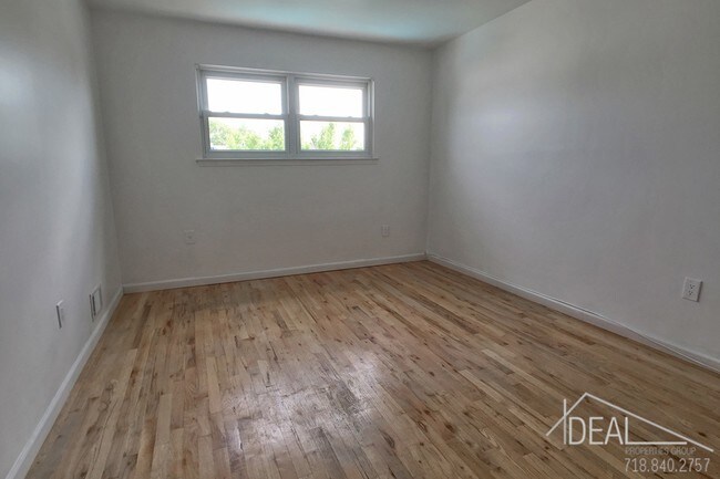 Foto del edificio - 29 Alexander Avenue #2R