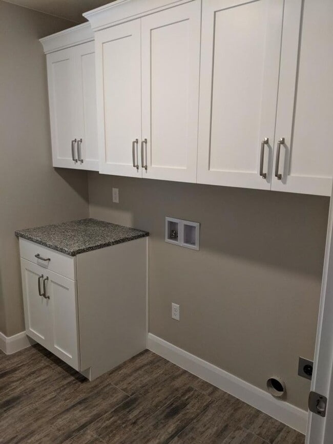 Building Photo - Beautiful Blackhawk Townhome