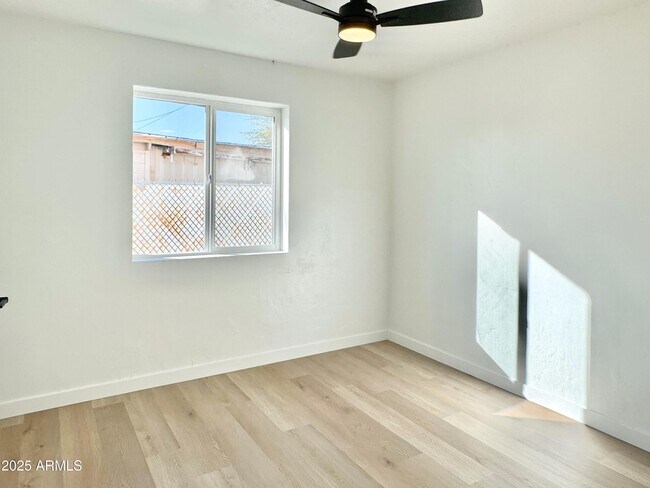 Foto del edificio - 3244 E Harvard St