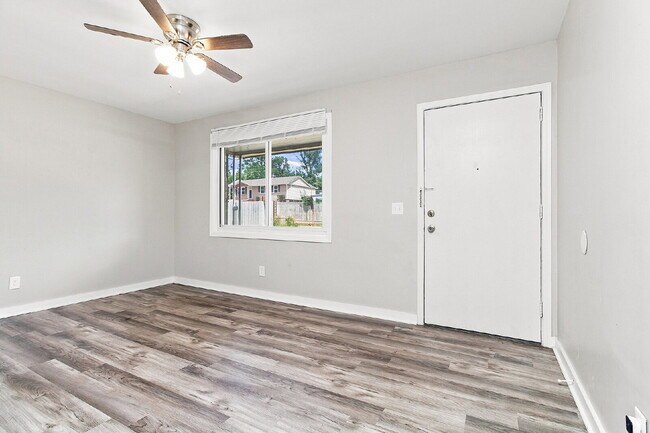 Building Photo - 400 Richcreek Rd