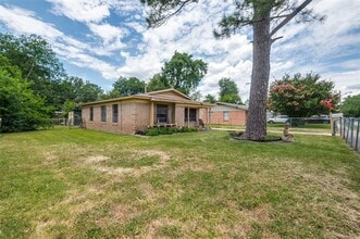 Building Photo - 215 Satinwood Dr