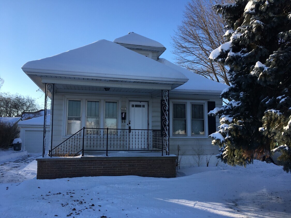 2807 E Carpenter Ave, Cudahy, WI 53110 House Rental in Cudahy, WI